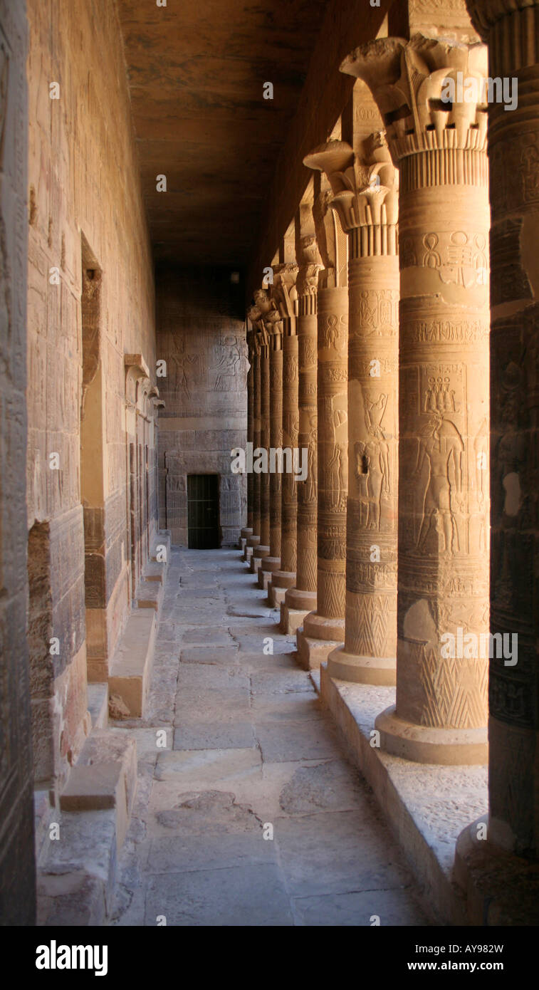 Colonade au Temple de Philae sur l'île de Philae, Aswan, Egypte Banque D'Images