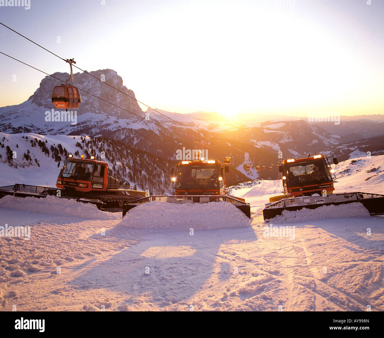 Chasse-neige sur les pentes de Selva Gardena, Italie Banque D'Images