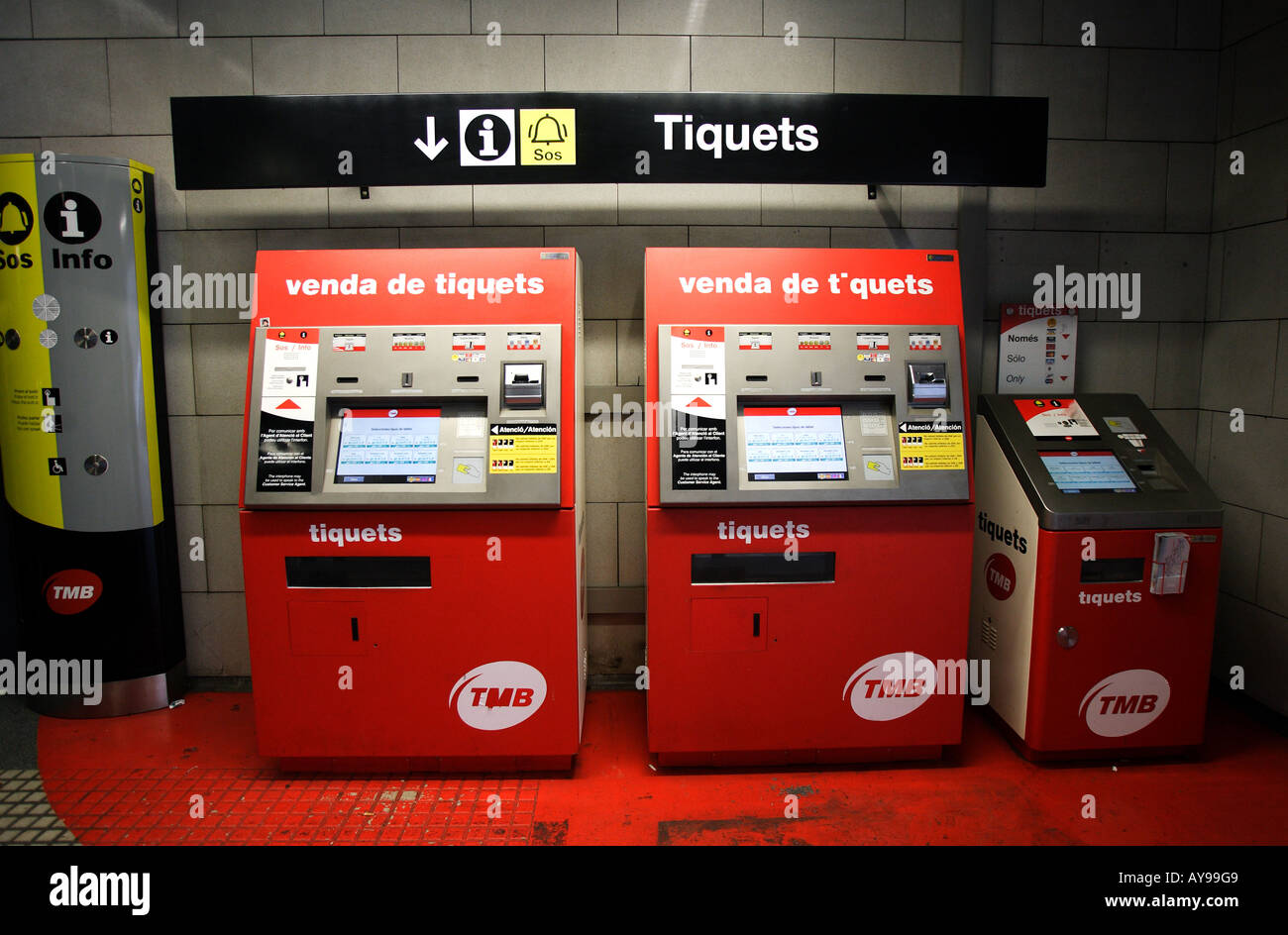 Un ticket machine dans une station de métro de Barcelone Banque D'Images