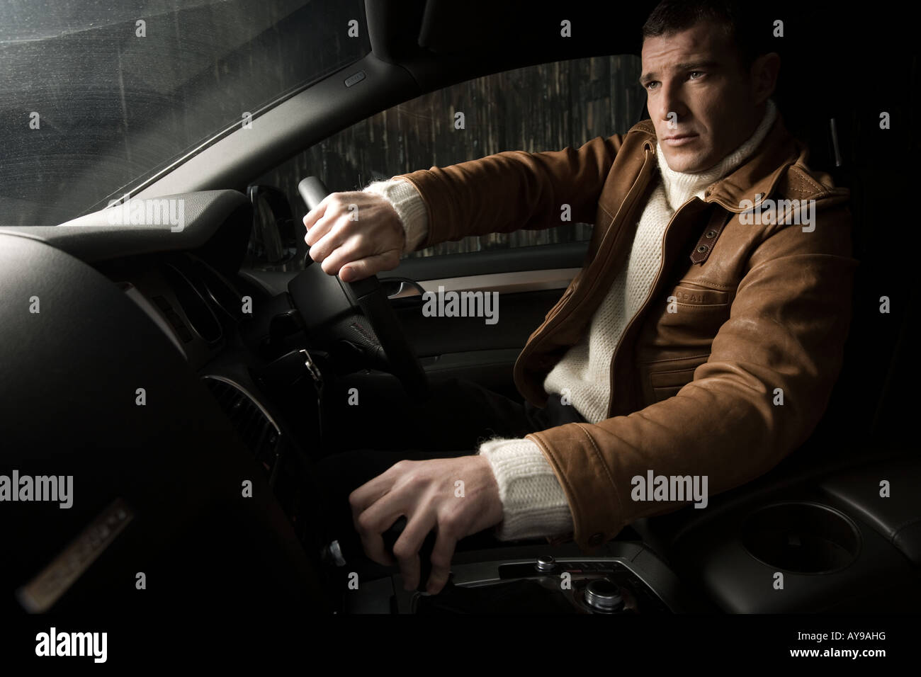 Homme conduisant AUDI Q7 Photo Stock - Alamy