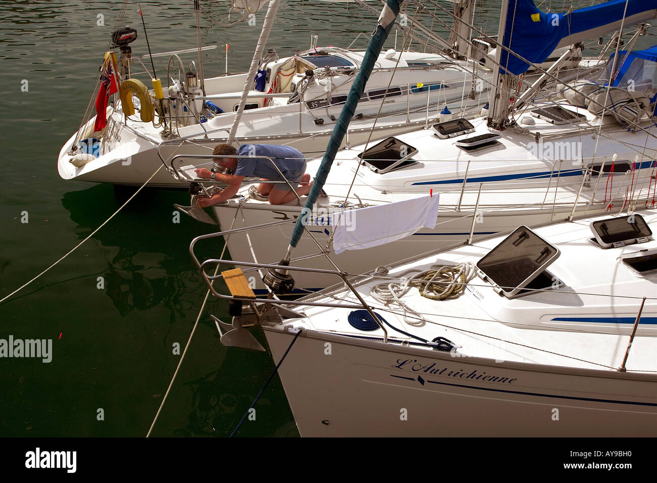 Travailler avec un yacht. Banque D'Images