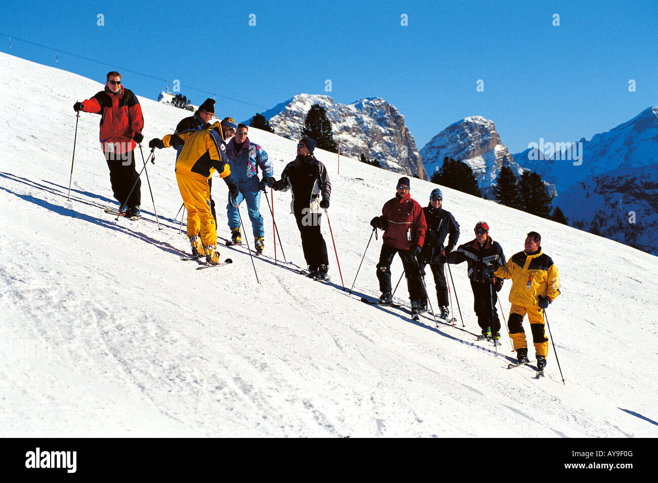 Les hommes en cours de ski sur les pentes du col de Gardena, Selva di Val Gardena, Italie Banque D'Images