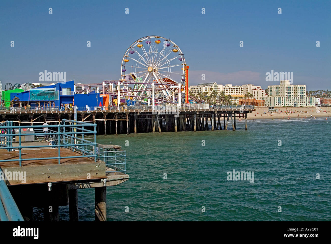 La jetée de Santa Monica en Californie, CA, Etats-Unis, plage de sable fin, le bleu de l'eau, vagues, personnes, grande roue, amusement park, Banque D'Images