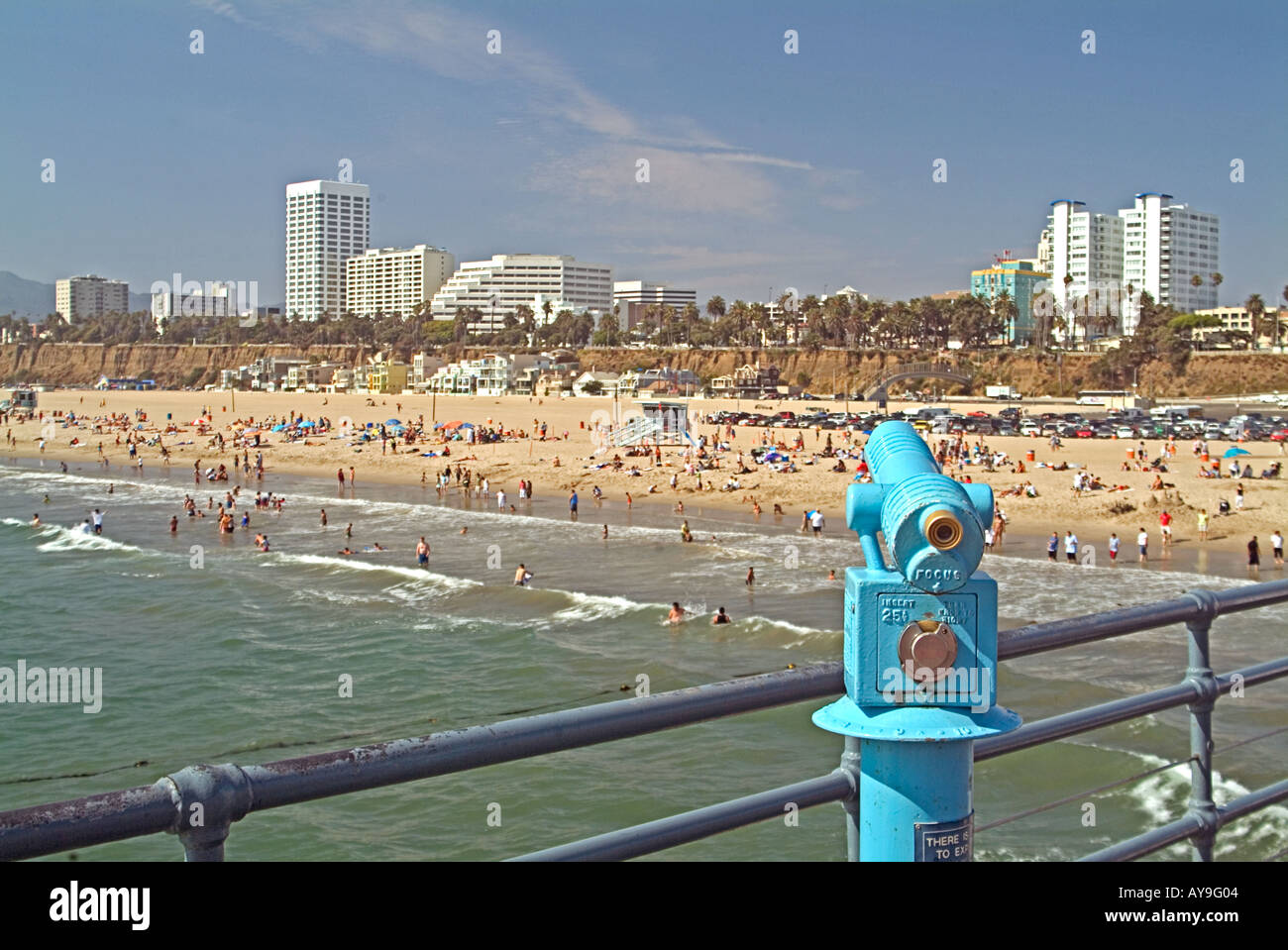 La jetée de Santa Monica en Californie, CA, Etats-Unis, plage de sable fin, le bleu de l'eau, vagues, personnes, grande roue, amusement park, Banque D'Images