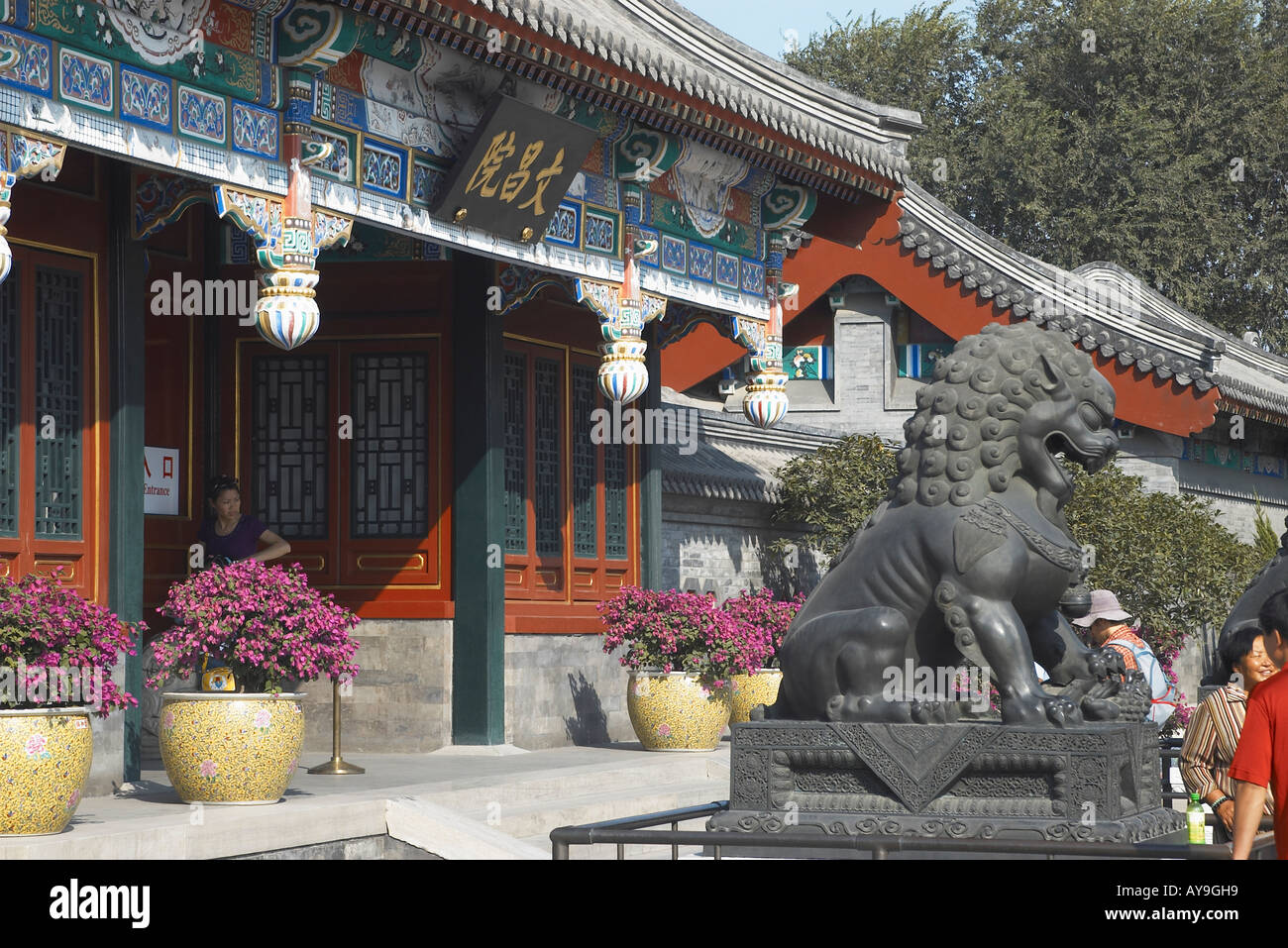 Lion de bronze qui monte la garde à côté des capacités au Palais d'été près de Pékin Chine Banque D'Images