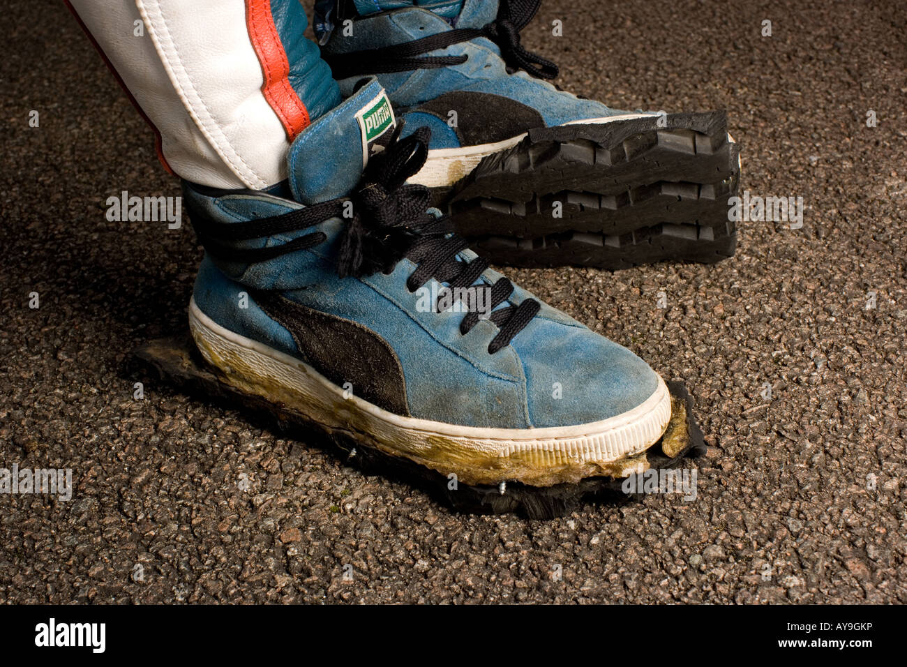 Des poignées en caoutchouc collé à semelles de chaussures pour street luge  Photo Stock - Alamy