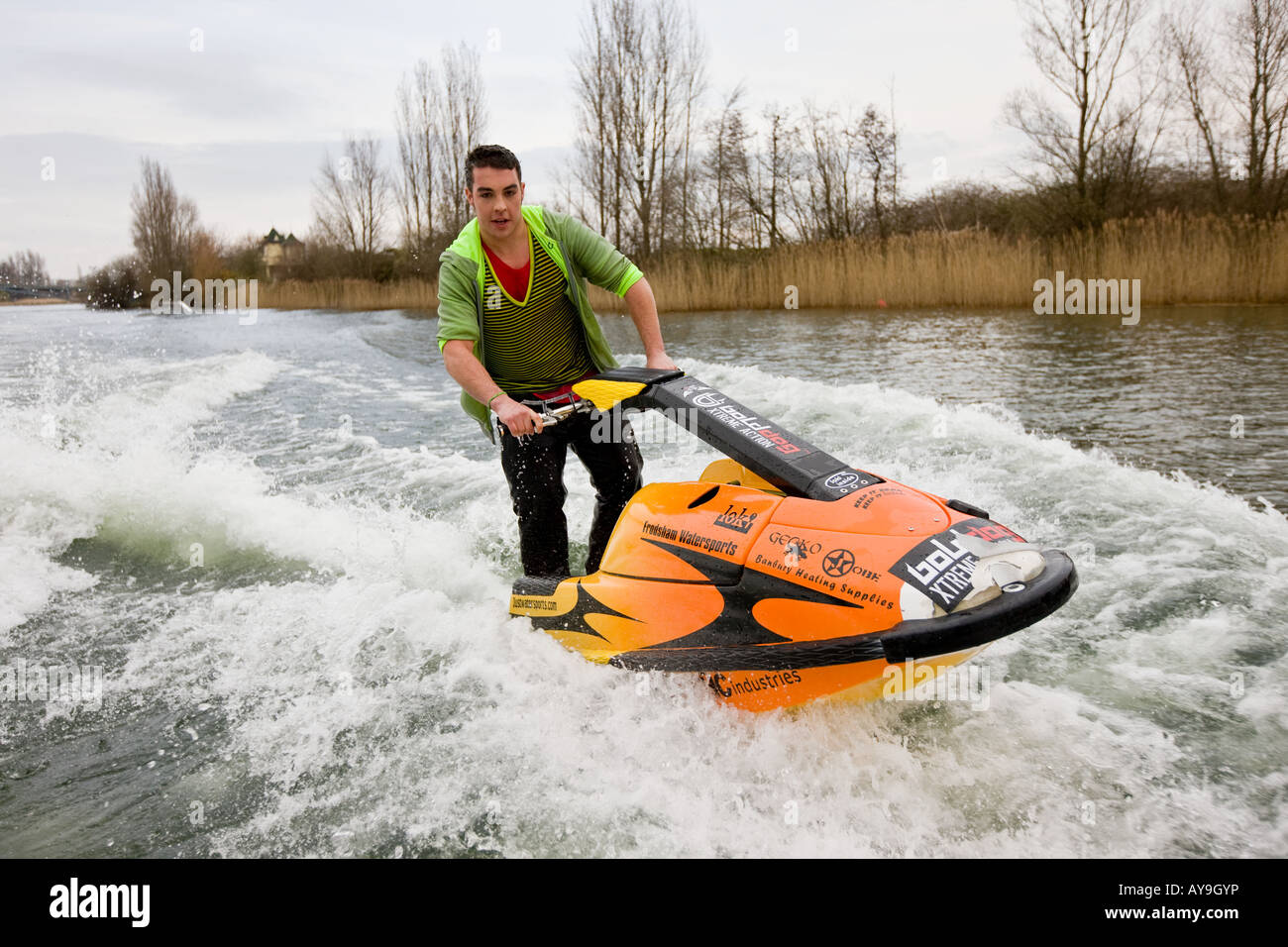 Anthony Burgess jet ski en jeans et une veste Banque D'Images