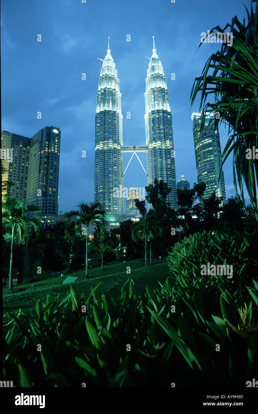 Les Tours Petronas à Kuala Lumpur Malaysien der Daemmerung Banque D'Images