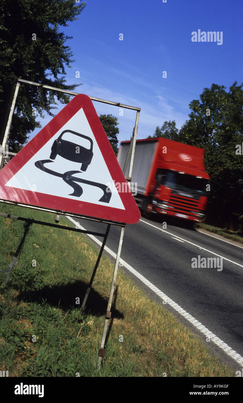 Panneau d'avertissement de passage des camions de route glissante avant surface uk Banque D'Images