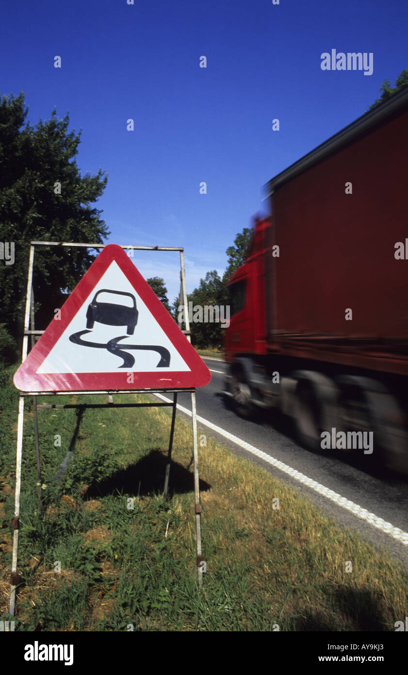 Panneau d'avertissement de passage des camions de route glissante avant surface yorkshire leeds uk Banque D'Images