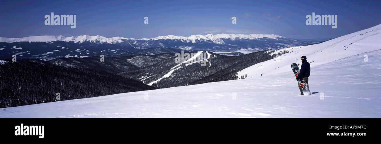 SNOWBOARDER SE PRÉPARER À ALLER DANS LA VALLÉE DE Keystone, Colorado Banque D'Images