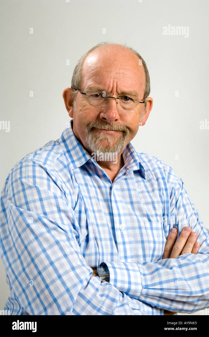 60 ans homme blanc avec une barbe un bouc et une expression faciale illustrant l'irritabilité Banque D'Images