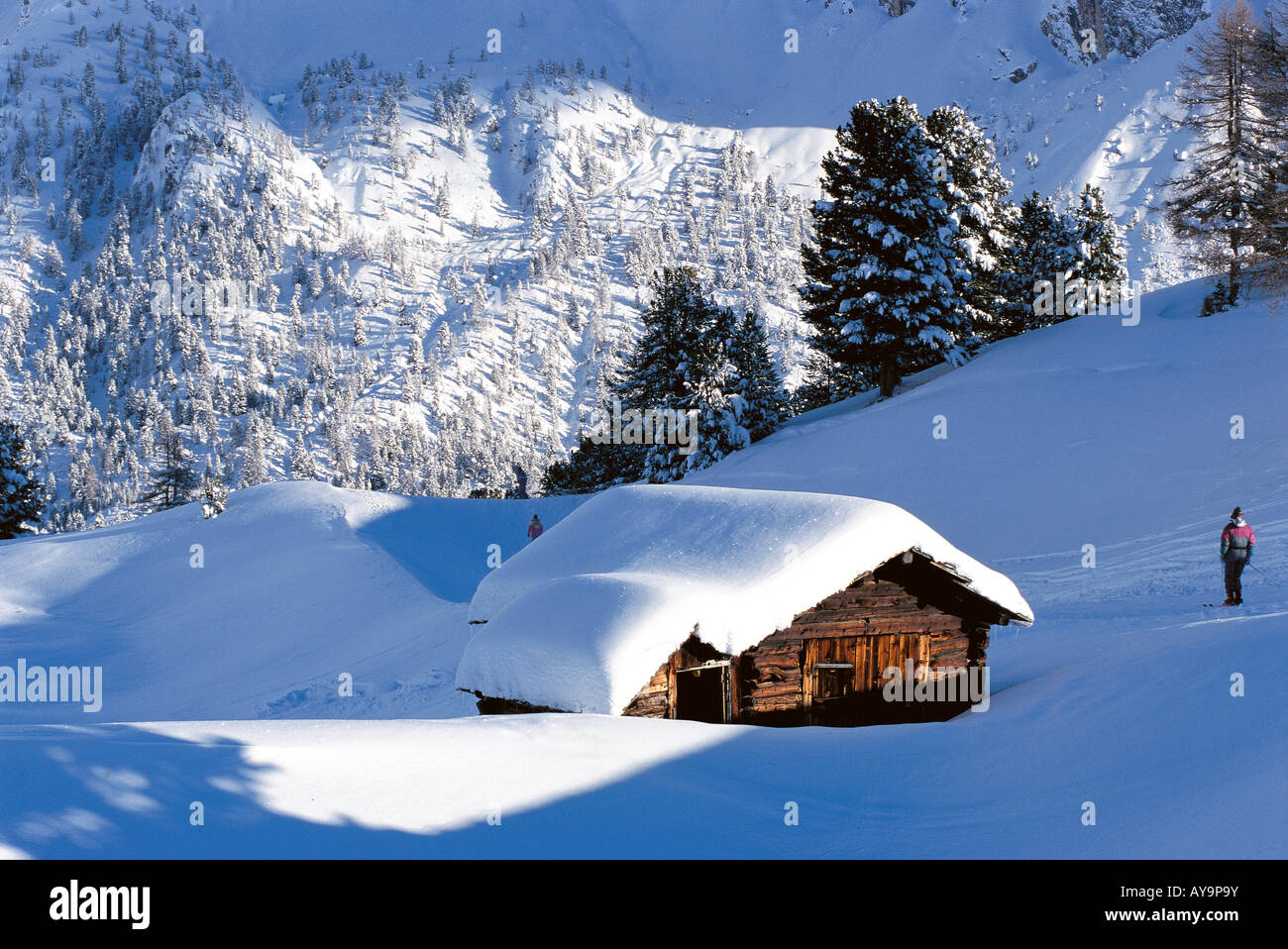 Log Cabin en neige, Selva di Val Gardena, Italie Banque D'Images