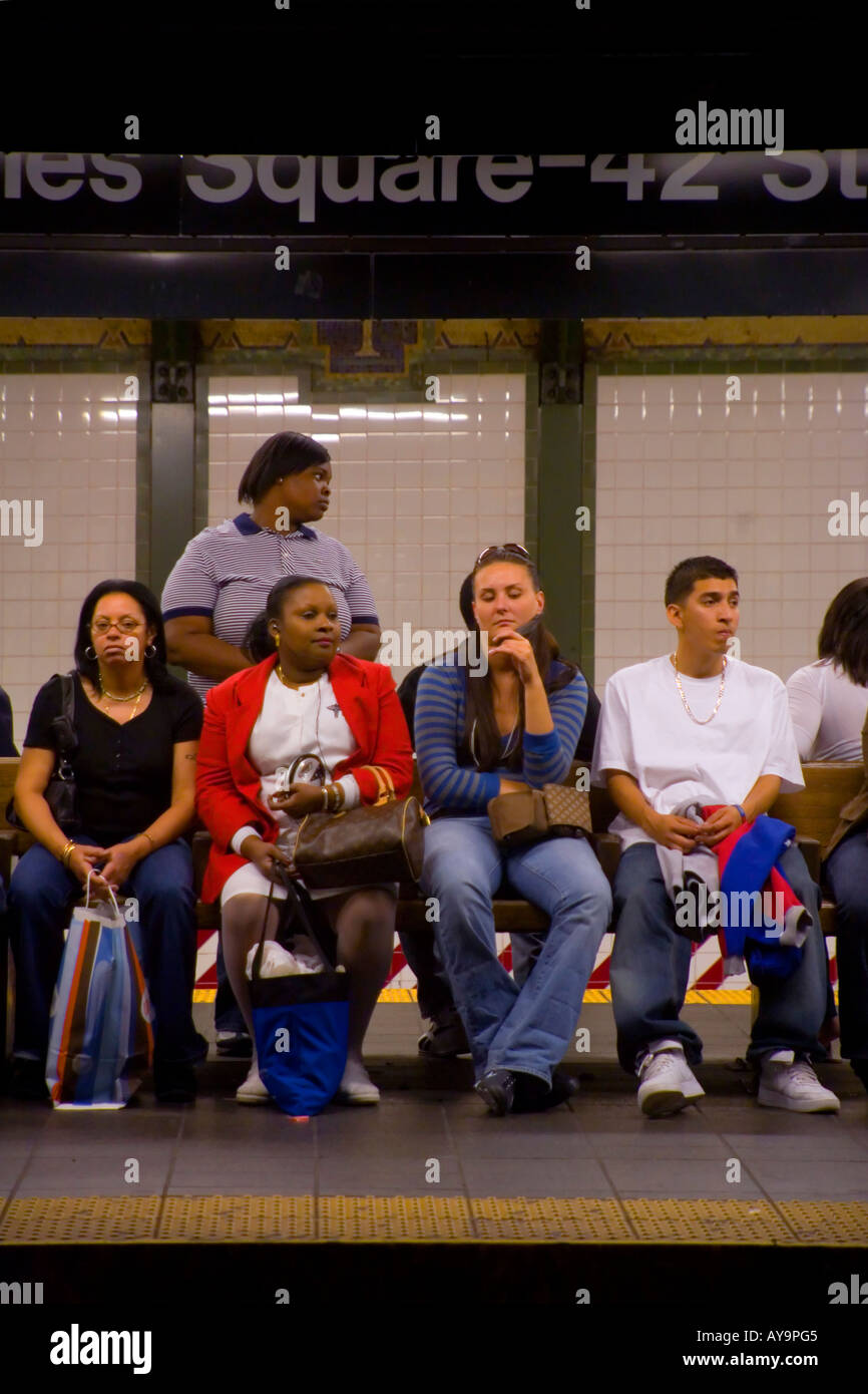 Les passagers d'âges différents et d'ethnies attendre une rame de métro à Manhattan, New York City Banque D'Images