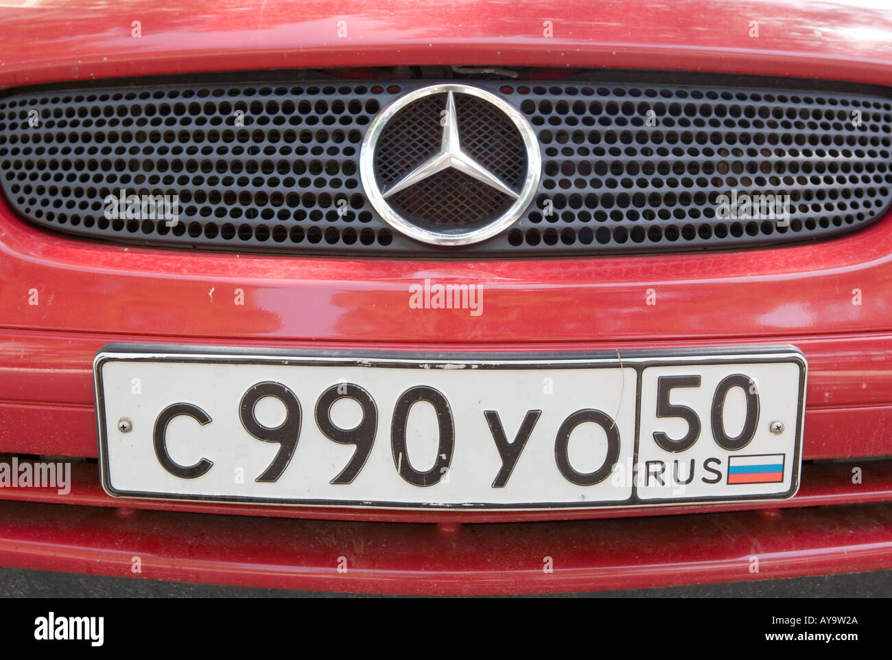 Mercedes avec la plaque d'immatriculation russe Photo Stock - Alamy