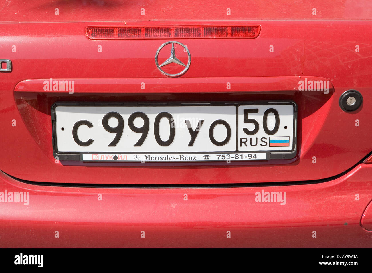 Mercedes car avec la plaque d'immatriculation russe Photo Stock - Alamy