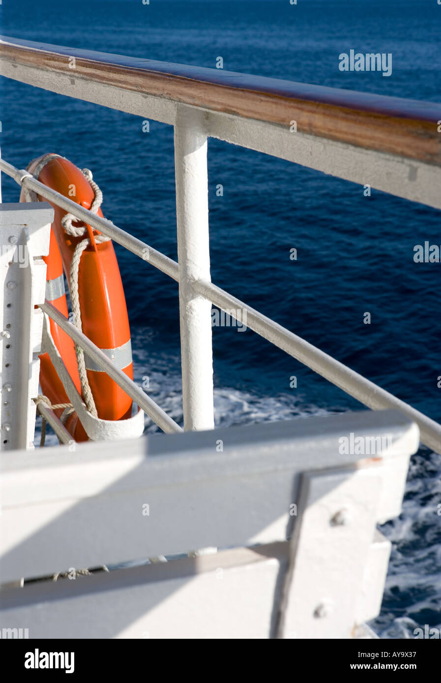 Ferry Adriatique avec bouée et sièges blancs contre une mer bleue Banque D'Images
