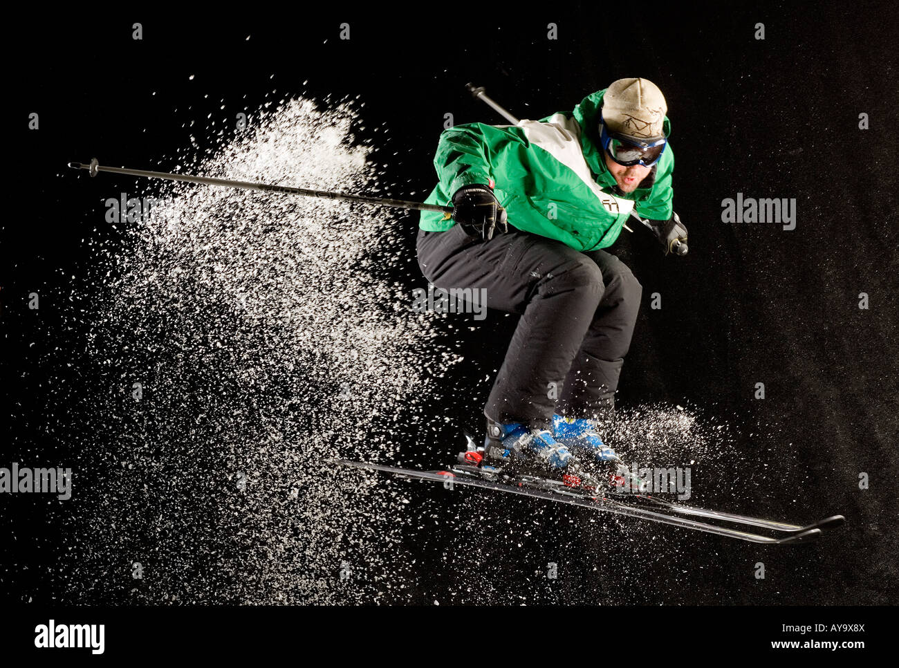 La vitesse et l'équilibre, skieur dans gaine verte Banque D'Images