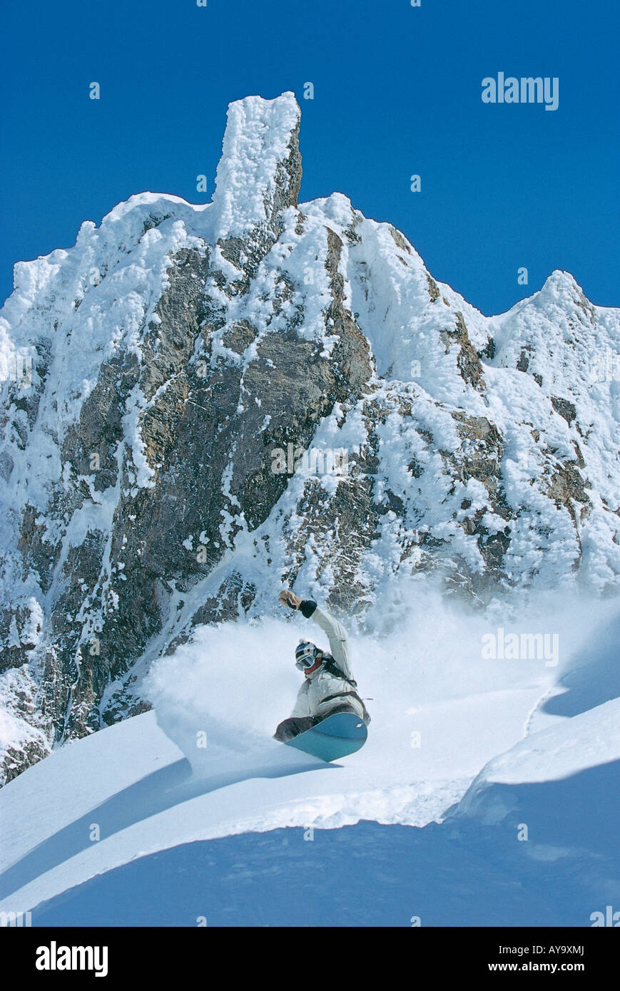 Snowboard hors piste dans la région de St Anton am Arlberg, Tyrol, Autriche Banque D'Images