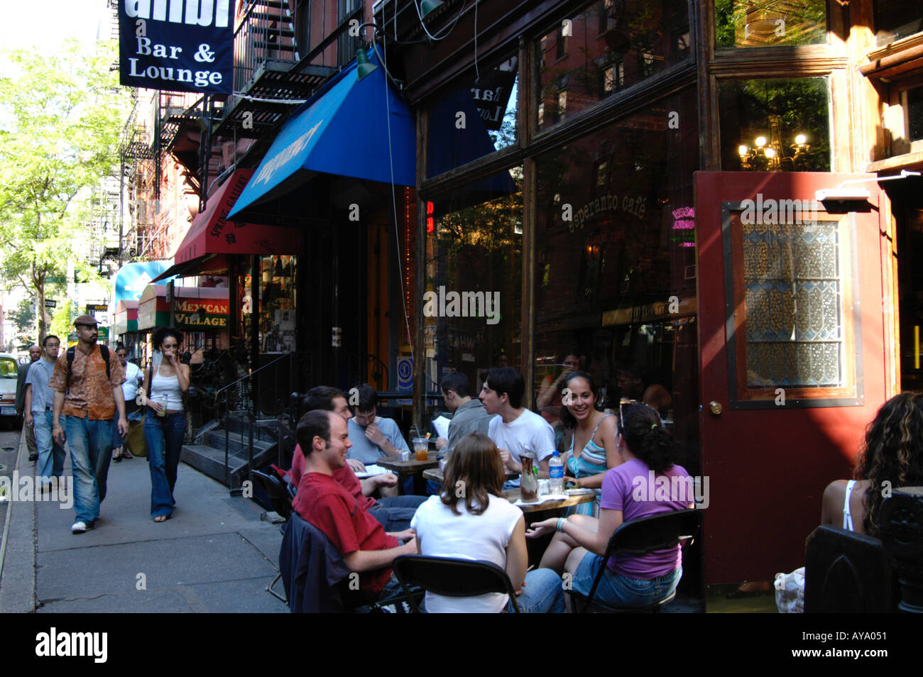 Jeunes au cafe à Greenwich Village, New York City Banque D'Images