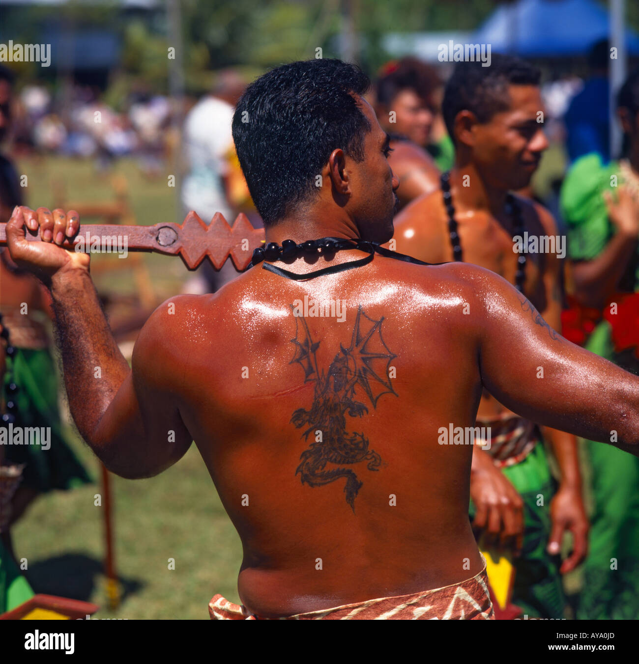 Dos nu tatoué de Samoa américaines masculines traditionnelles danseur  guerrier brillant avec le collier et la peau huilée portant holding spear  Photo Stock - Alamy