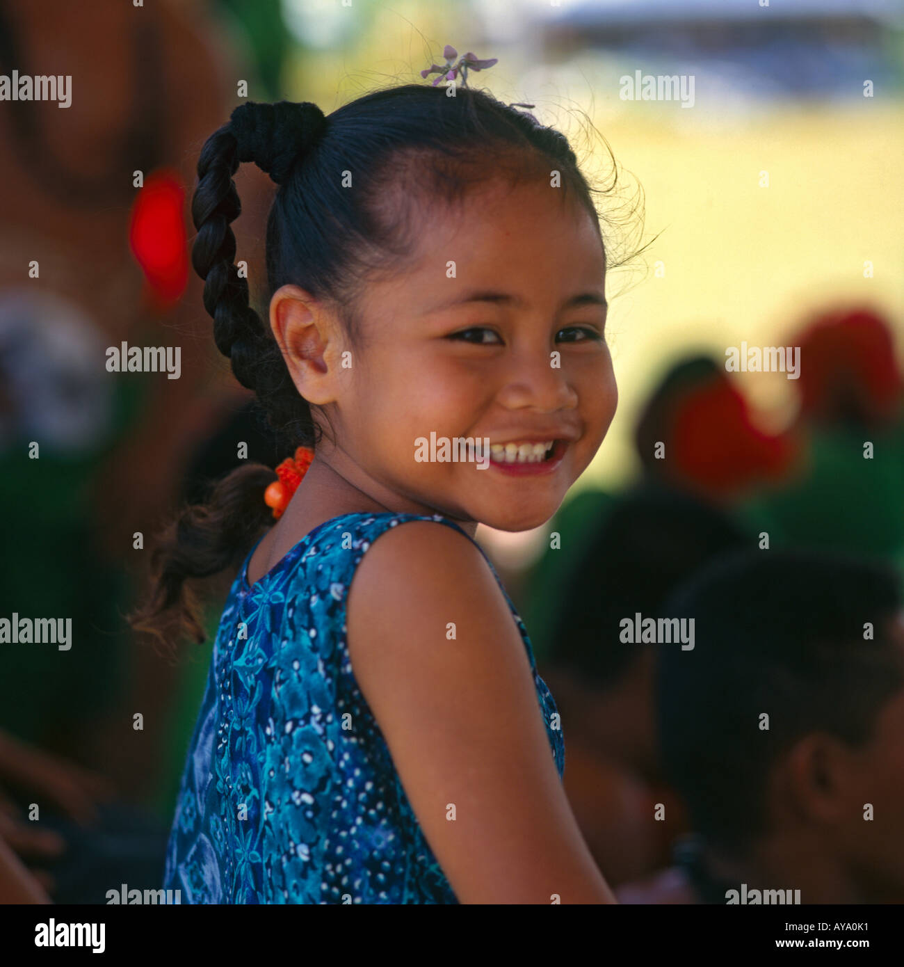 Portrait de petite fille en Samoa Américaines jolie robe bleue avec des  cheveux noirs en une queue de cheval Photo Stock - Alamy