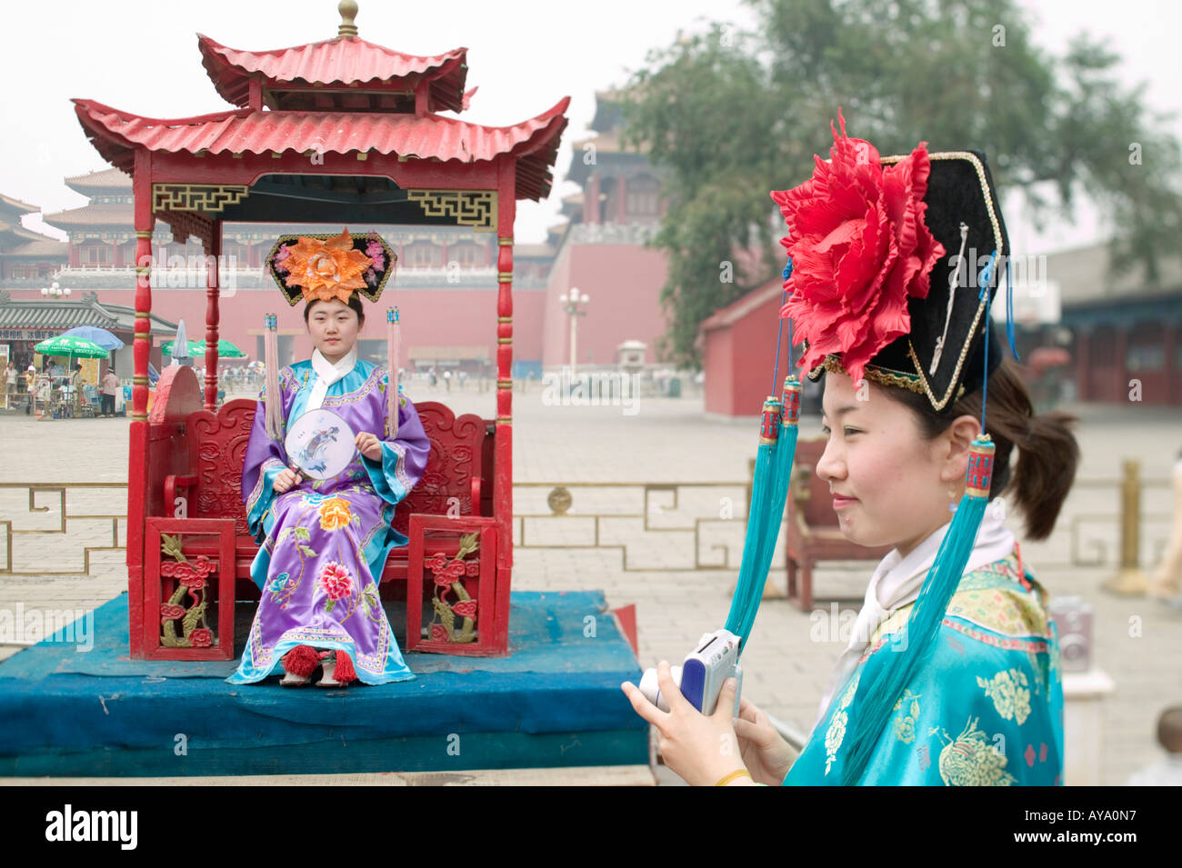 Asie Chine Pékin touristes chinois porter des costumes époque impériale tout en posant pour des photos souvenirs Banque D'Images