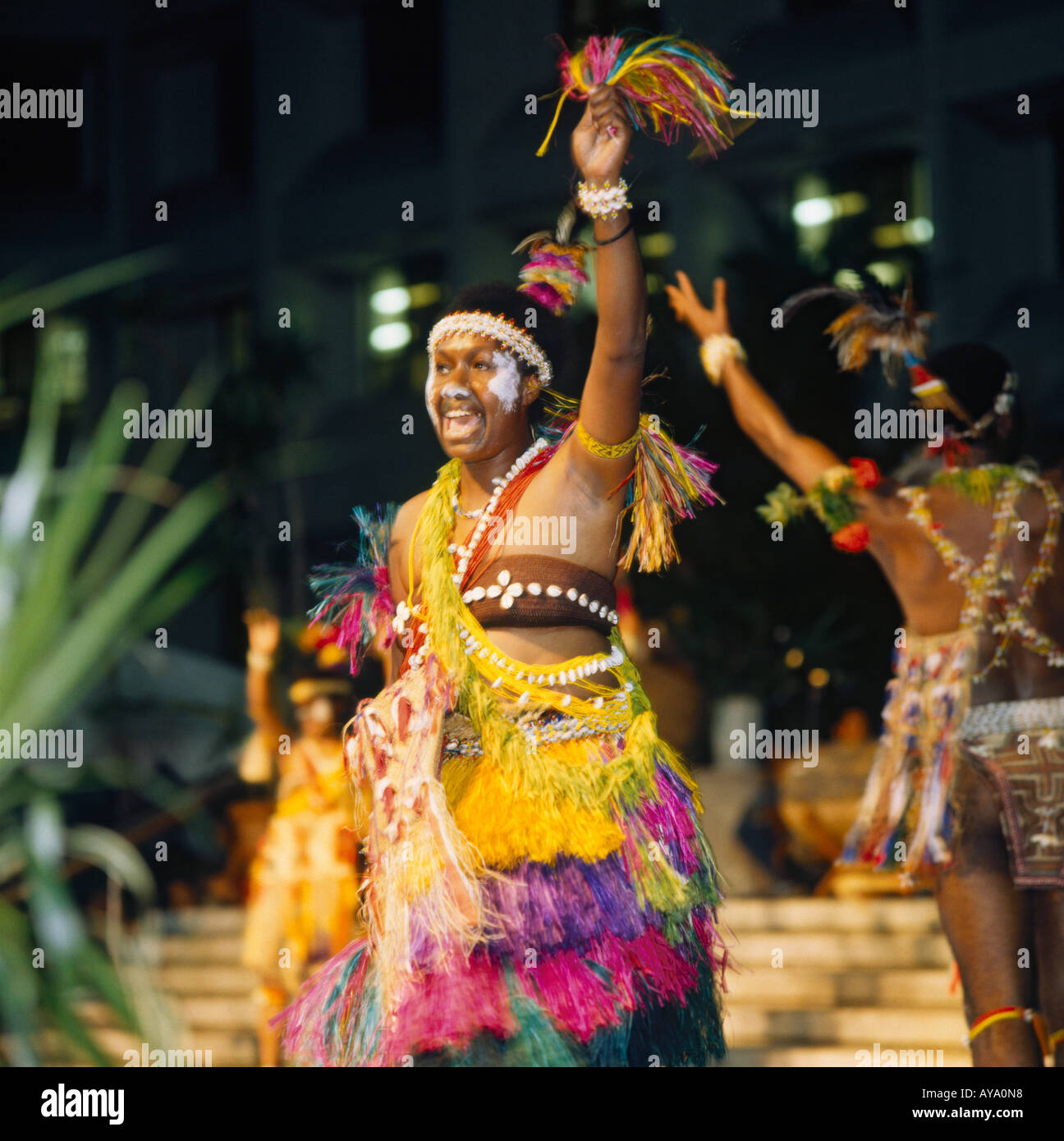 Danseuse de Raun Raun Theatre Group de Papouasie-Nouvelle-Guinée porte robe colorée au Festival des arts du Pacifique Banque D'Images