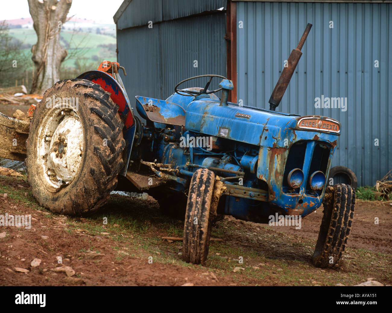 Vieux tracteur de ferme en Brecon 48976KP Banque D'Images