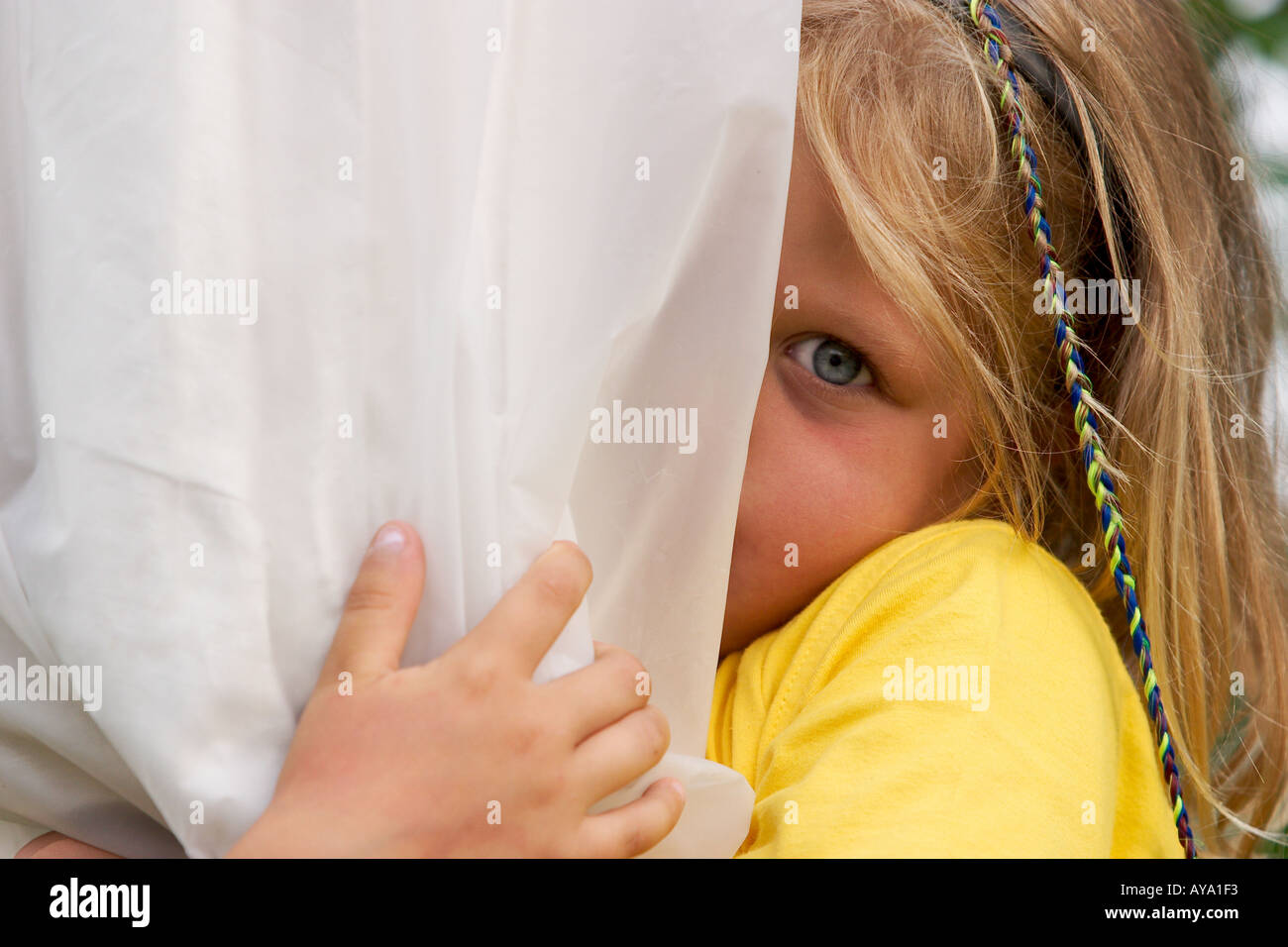 Monsieur le Portrait d'une petite fille blonde avec la cie T Shirt jaune Agnes modèle Mühle Banque D'Images