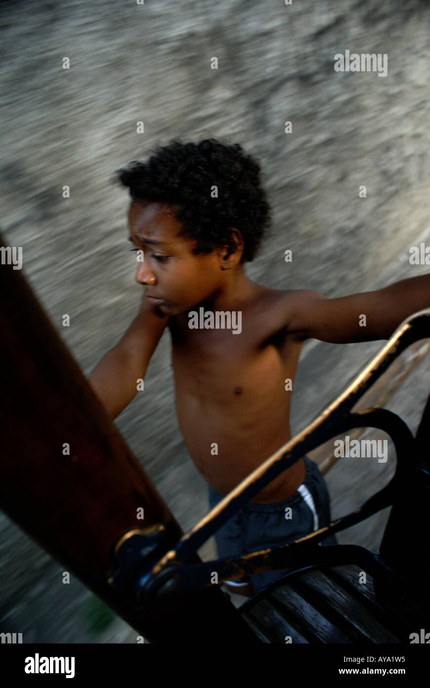 Comme les enfants de la rue du tramway de parasitisme de Santa Teresa (Bonde), Rio de Janeiro, Brésil Banque D'Images