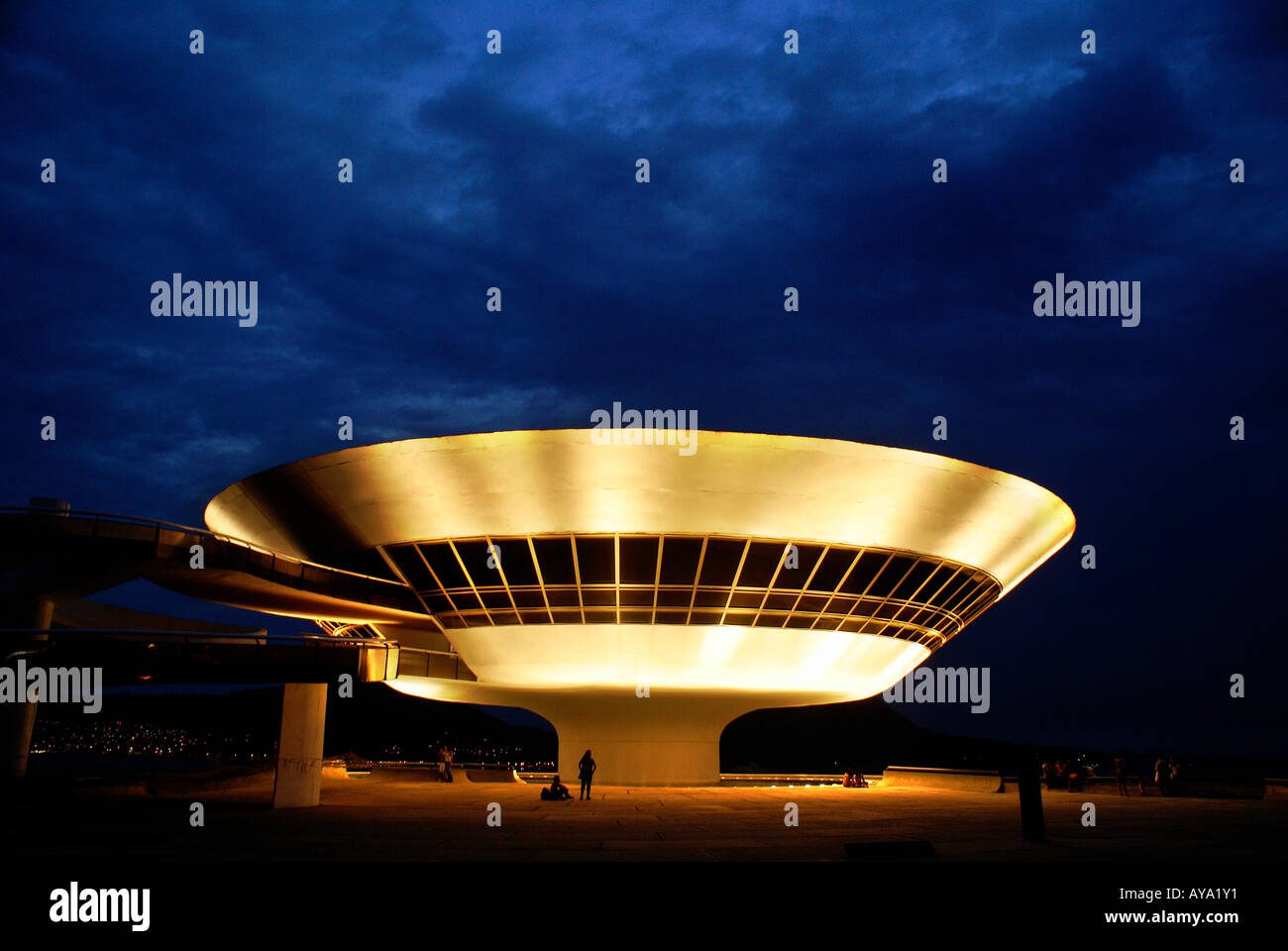 Musée d'Art Contemporain (Museu de Arte Contemporanea, MAC) par l'architecte Oscar Niemeyer, Niteroi, Brésil Banque D'Images