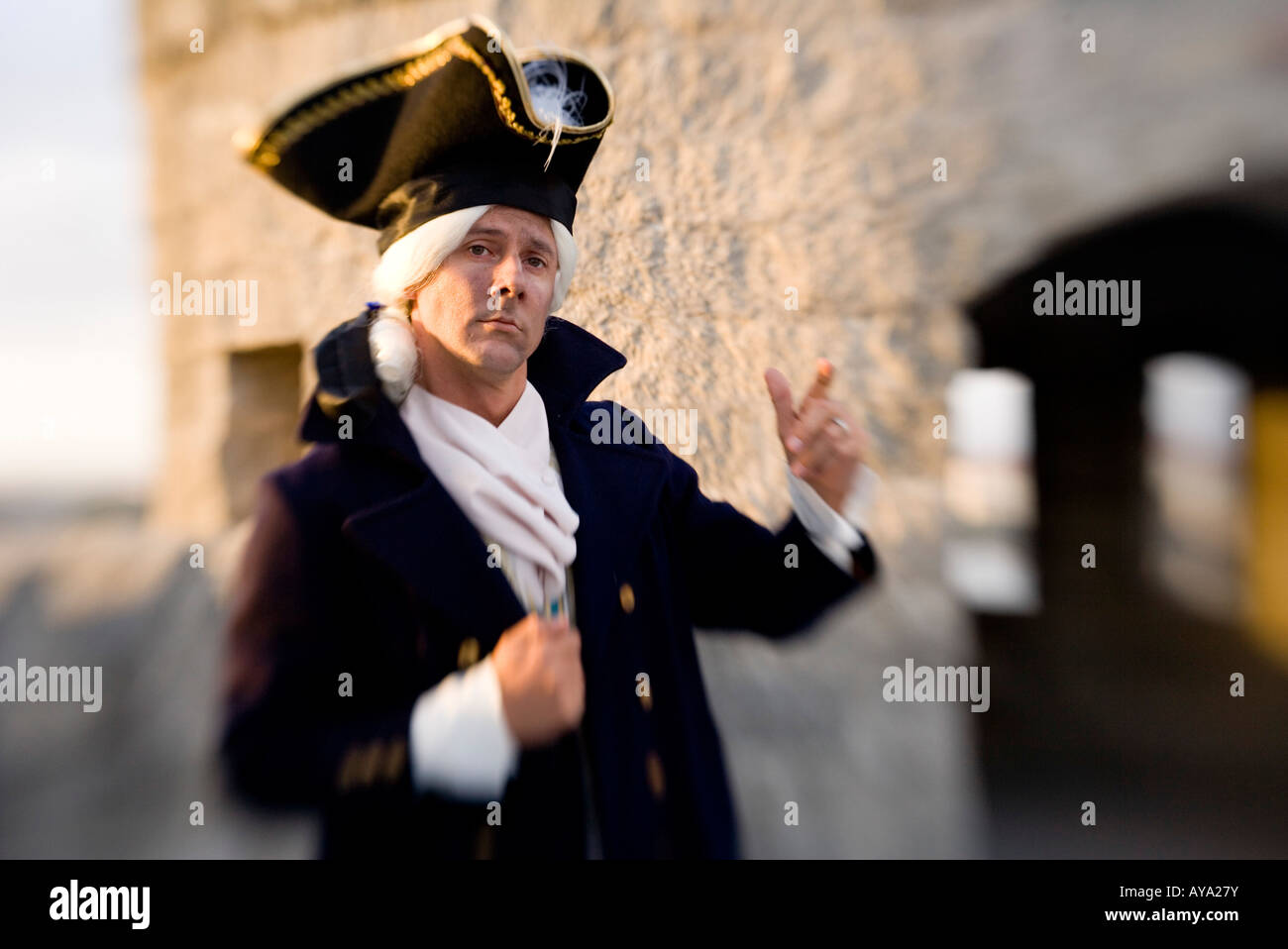 Vue d'un officier de marine avec mur de château et de tourelles à l'arrière-plan Banque D'Images
