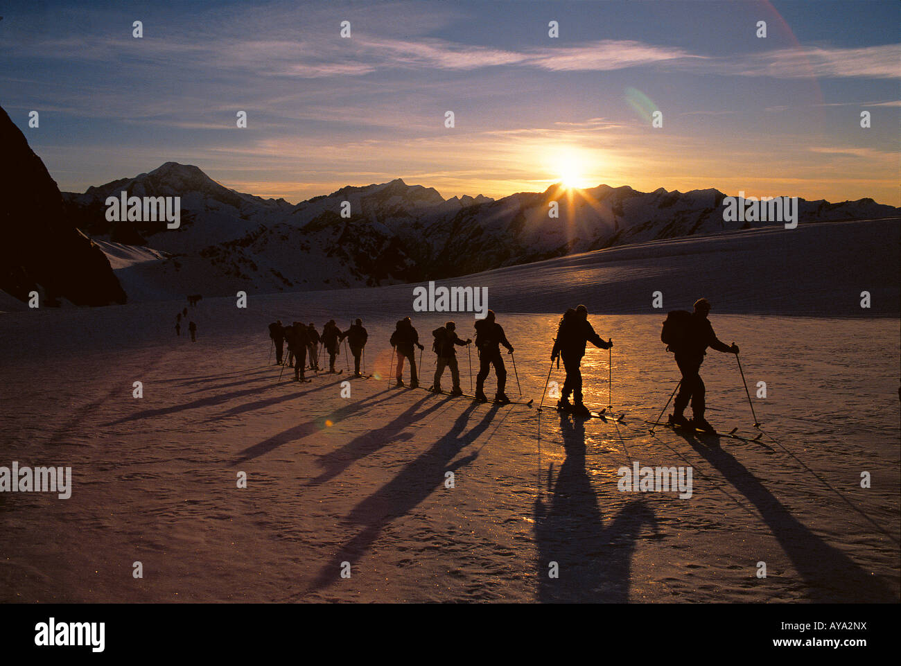 Les skieurs de fond de ligne de jeu à l'aube à Selva di Val Gardena, Italie Banque D'Images