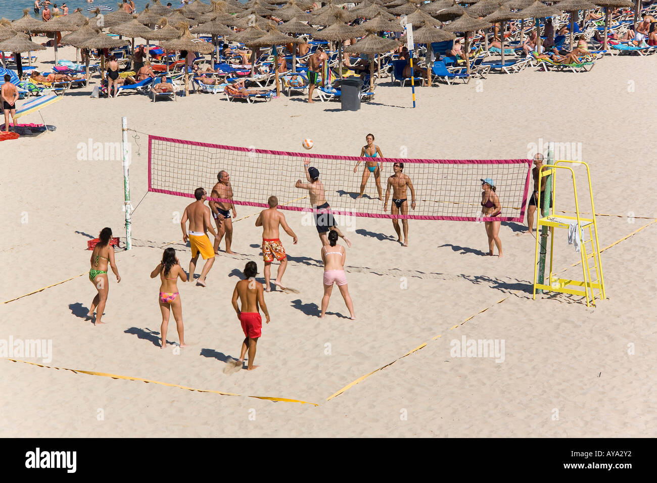 Les gens jouer au volley sur la plage de Magaluf, Majorque, Îles Baléares, Espagne Banque D'Images
