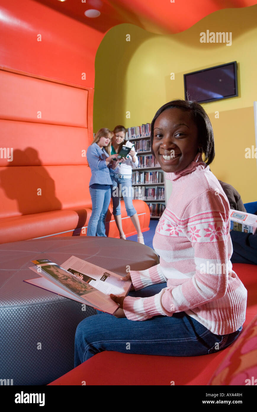 Les adolescents qui traînaient dans bibliothèque de l'école Banque D'Images