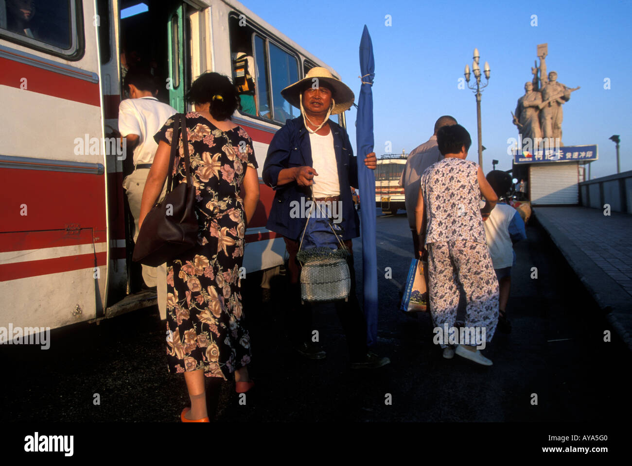 La province de Jiangxi en Chine Nanjing passagers bus conseil au sommet du pont de la rivière Yangtze à Nanjing au coucher du soleil Banque D'Images