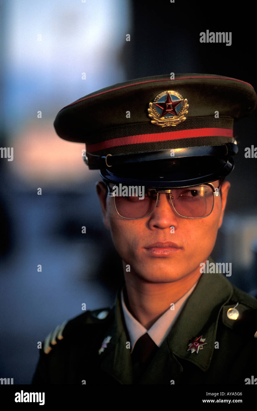 La province de Jiangxi en Chine Nanjing Portrait d'un agent de police sur le pont de la rivière Yangtze, au coucher du soleil Banque D'Images
