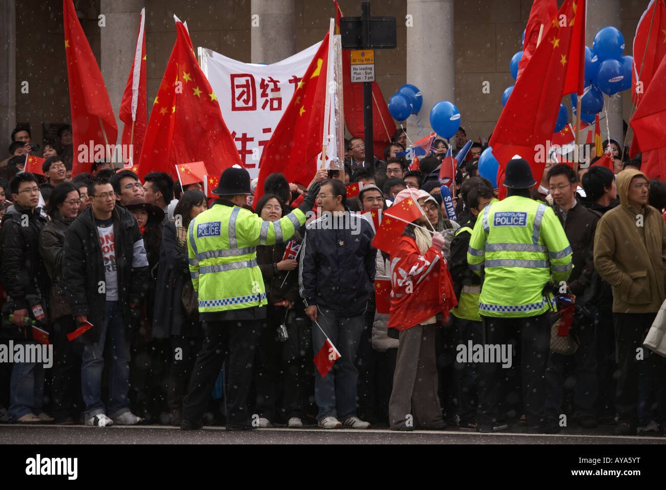 Le groupe chinois bienvenue à la flamme olympique 31 miles de la London's rues pendant les manifestations pro-tibétaines Banque D'Images