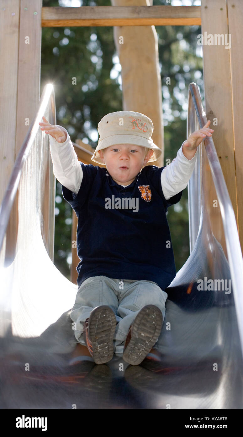 Un garçon de trois ans sur une diapositive Banque D'Images