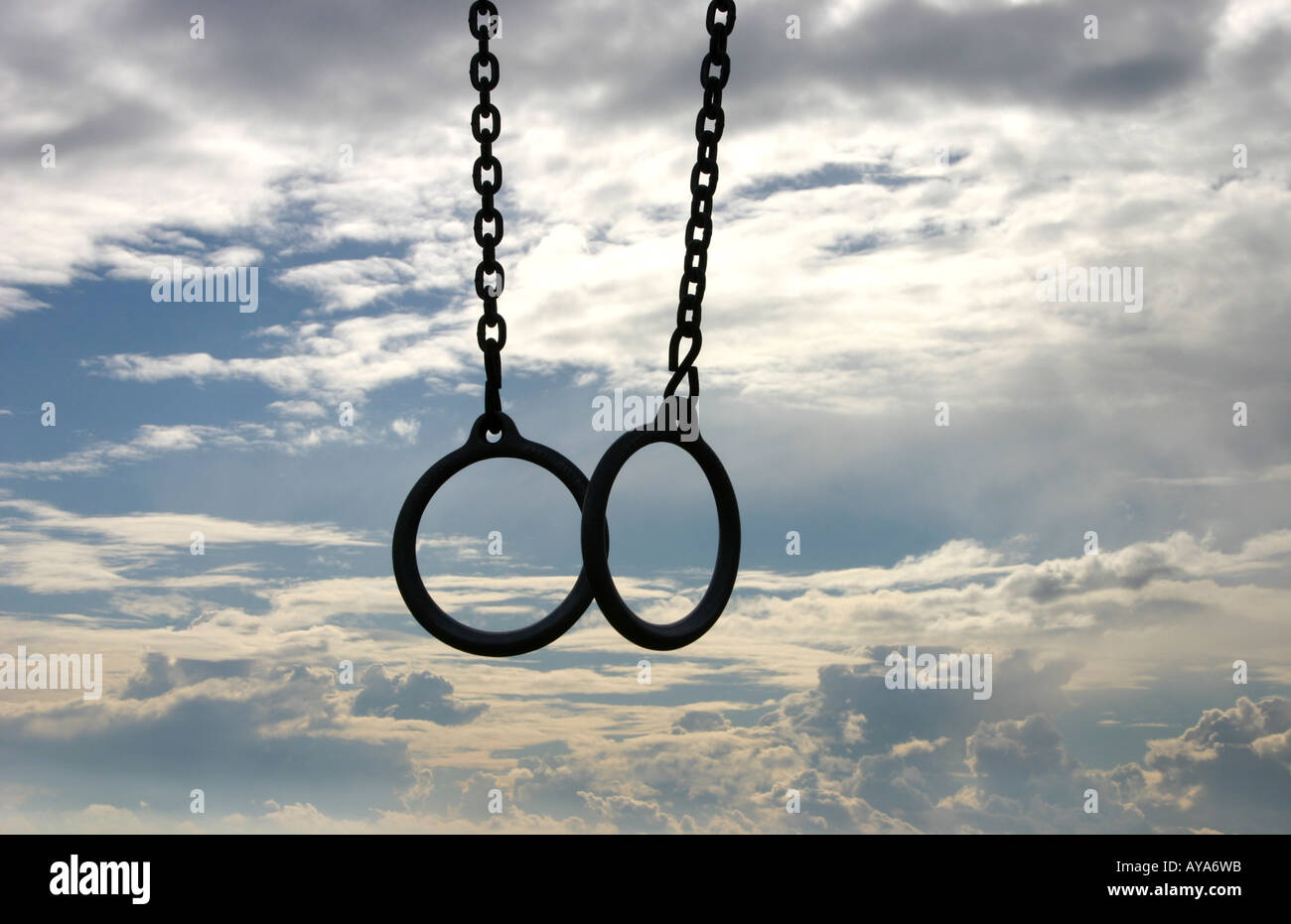 Les joints toriques de gymnastique en face de nuages Banque D'Images