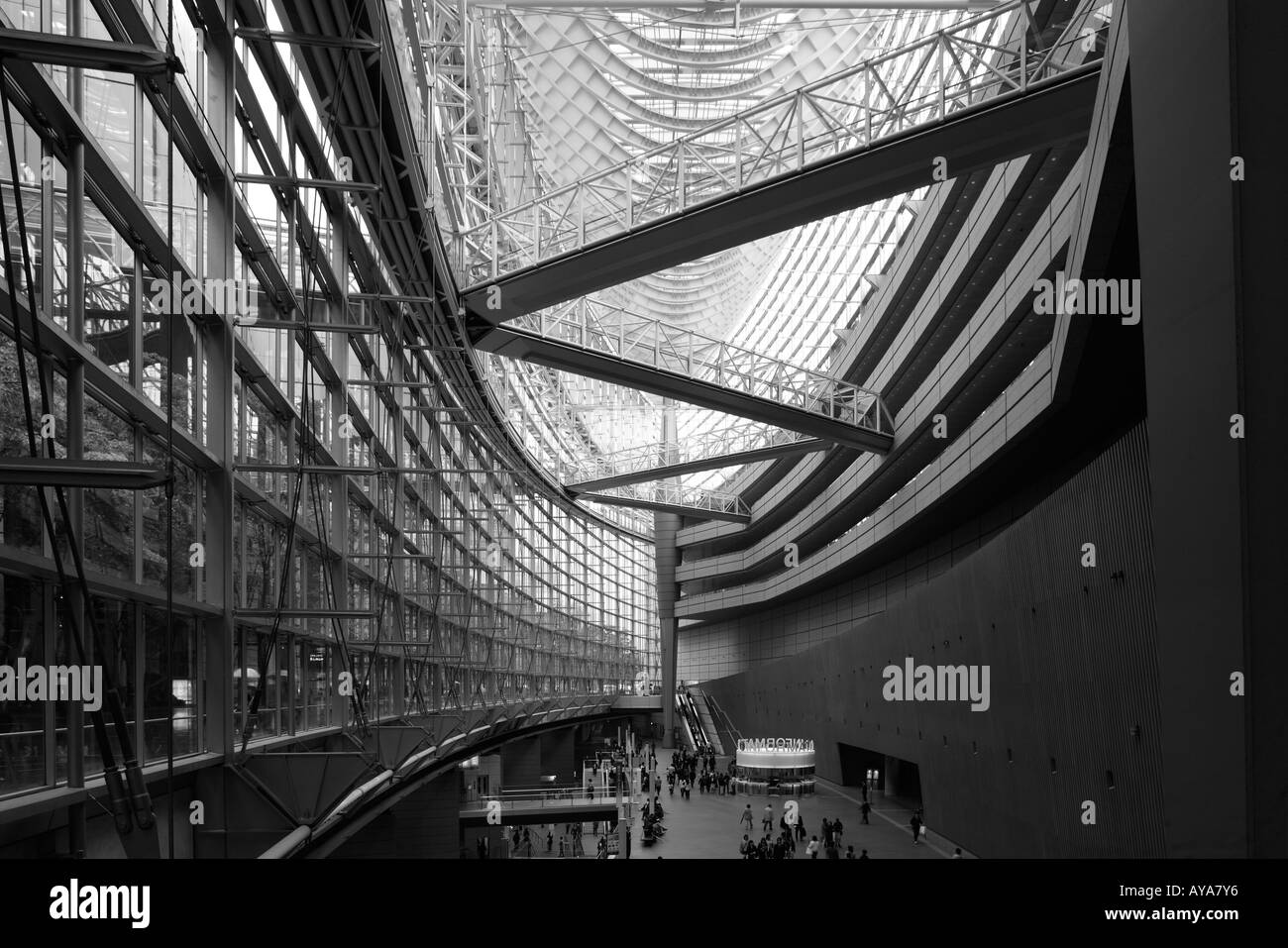 Asie Japon Tokyo vue de l'intérieur de l'hôtel de verre s'architecture moderne au Tokyo International Forum Banque D'Images