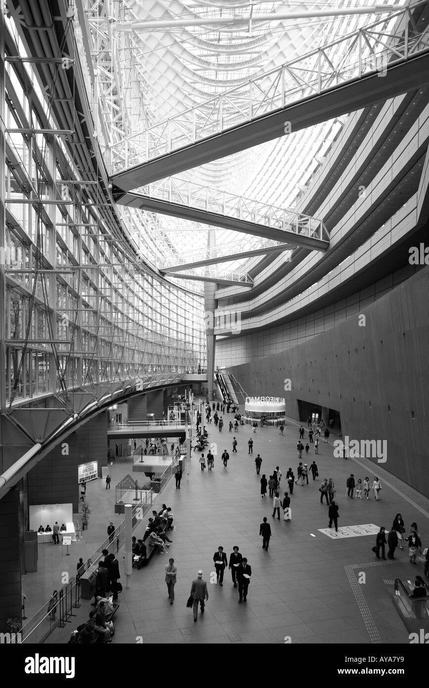 Asie Japon Tokyo vue de l'intérieur de l'hôtel de verre s'architecture moderne au Tokyo International Forum Banque D'Images