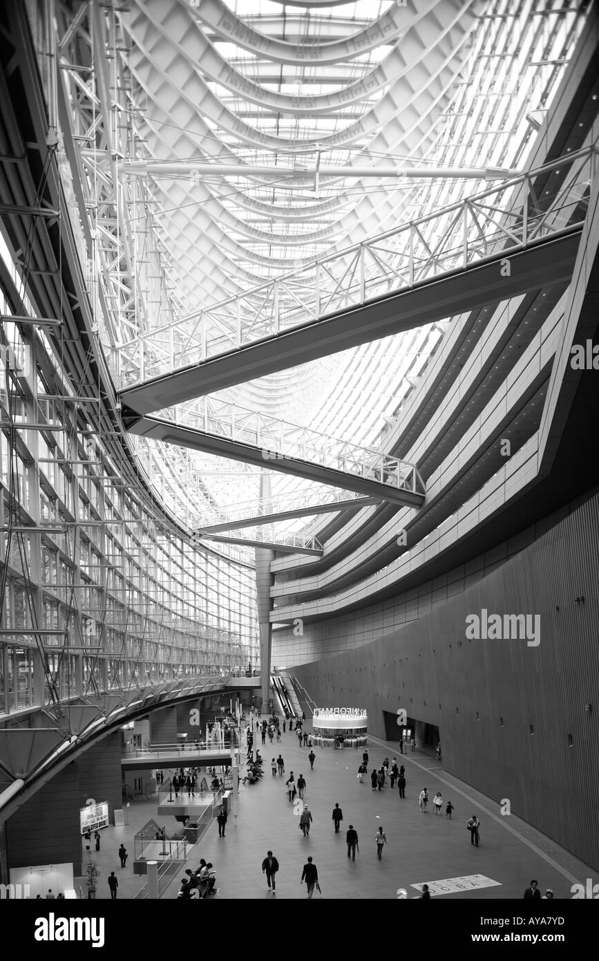 Asie Japon Tokyo vue de l'intérieur de l'hôtel de verre s'architecture moderne au Tokyo International Forum Banque D'Images