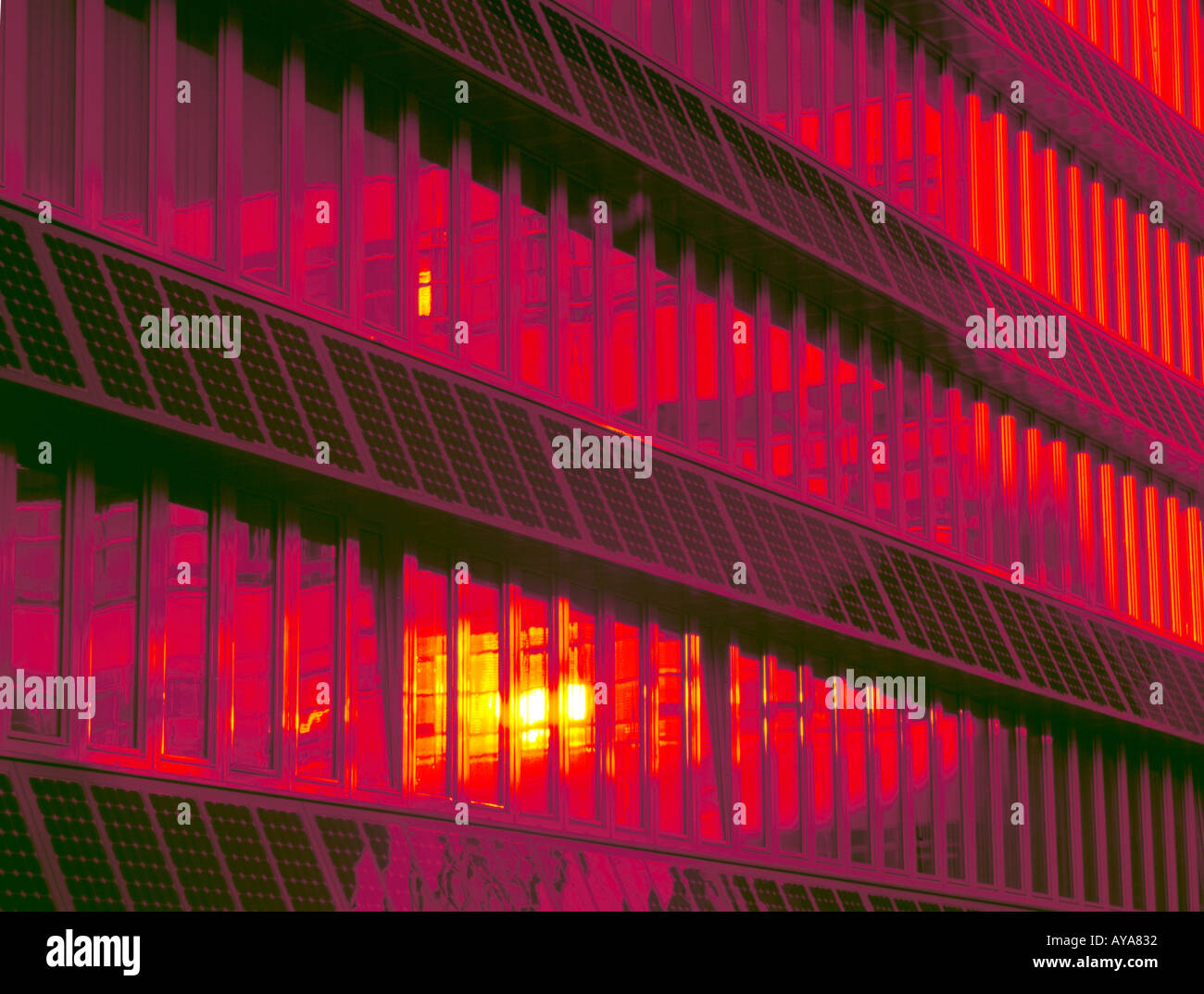 Les cellules photovoltaïques sur le bâtiment', 'Northumbria University of Northumbria, Newcastle upon Tyne, Tyne and Wear, England, UK. Banque D'Images