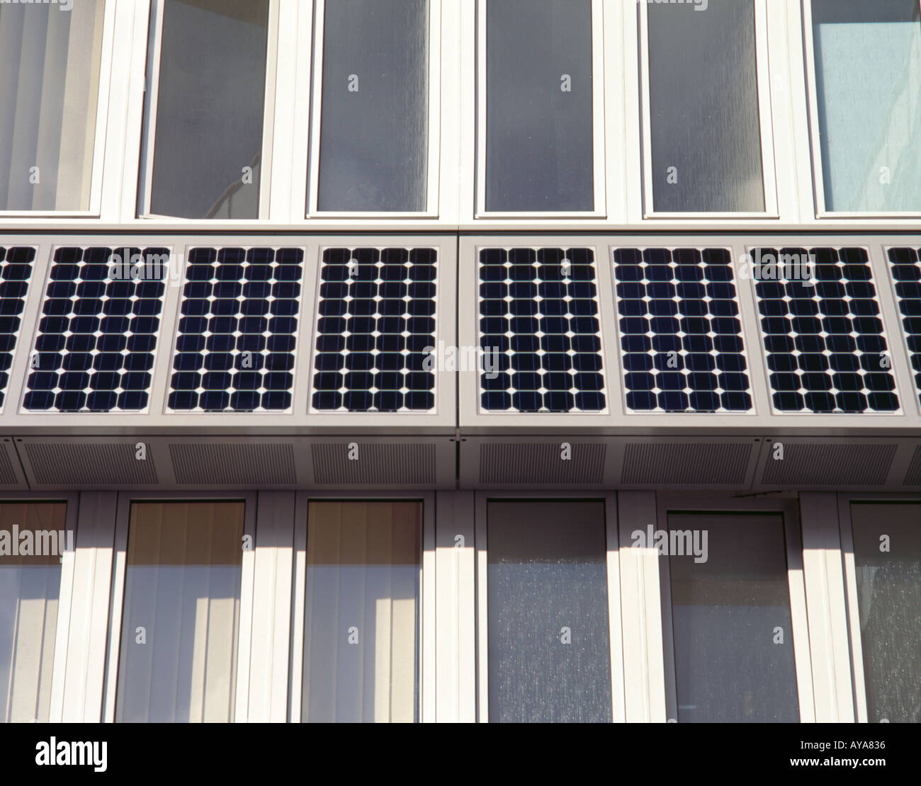 Des panneaux solaires sur le bâtiment de Northumbrie, Université de Northumbria, Newcastle upon Tyne, Tyne and Wear, England, UK. Banque D'Images