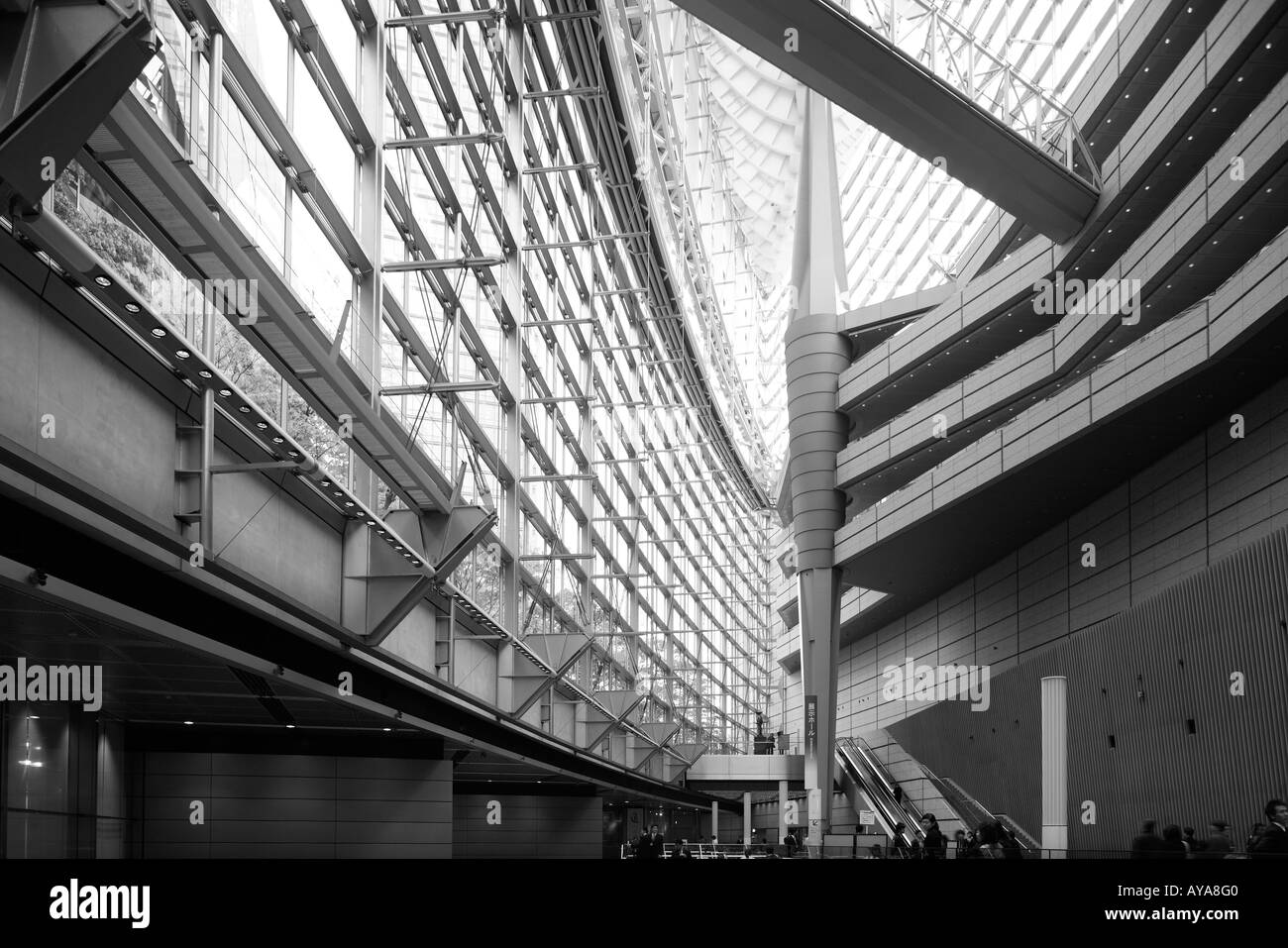 Asie Japon Tokyo vue de l'intérieur de l'hôtel de verre s'architecture moderne au Tokyo International Forum Banque D'Images