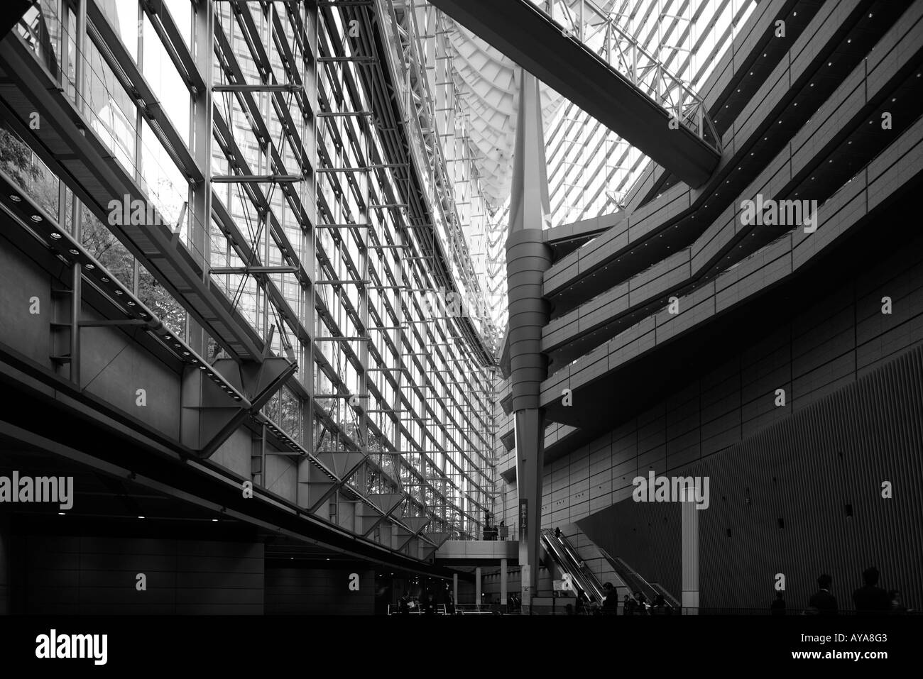 Asie Japon Tokyo vue de l'intérieur de l'hôtel de verre s'architecture moderne au Tokyo International Forum Banque D'Images
