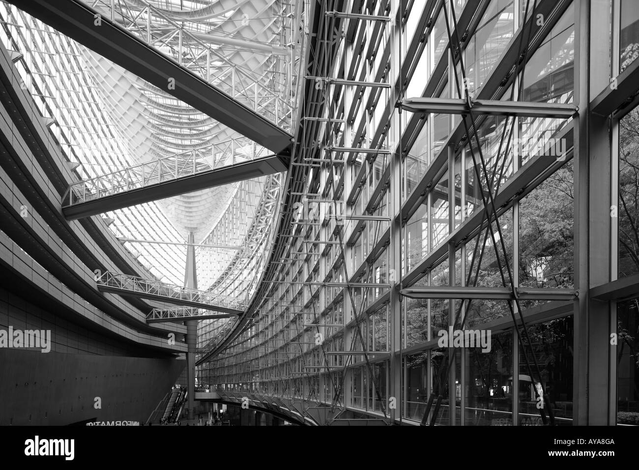 Asie Japon Tokyo vue de l'intérieur de l'hôtel de verre s'architecture moderne au Tokyo International Forum Banque D'Images