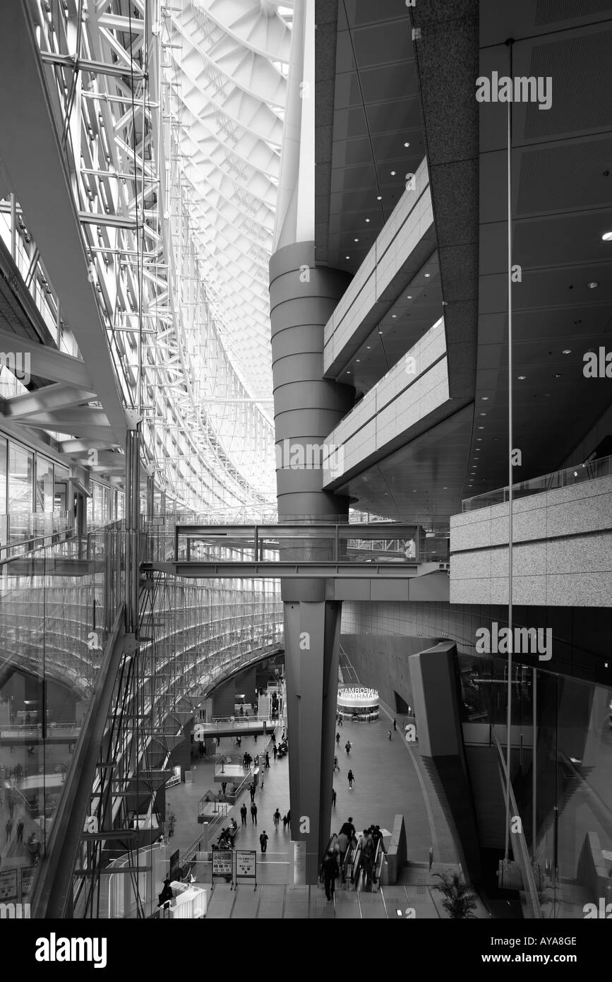 Asie Japon Tokyo vue de l'intérieur de l'hôtel de verre s'architecture moderne au Tokyo International Forum Banque D'Images